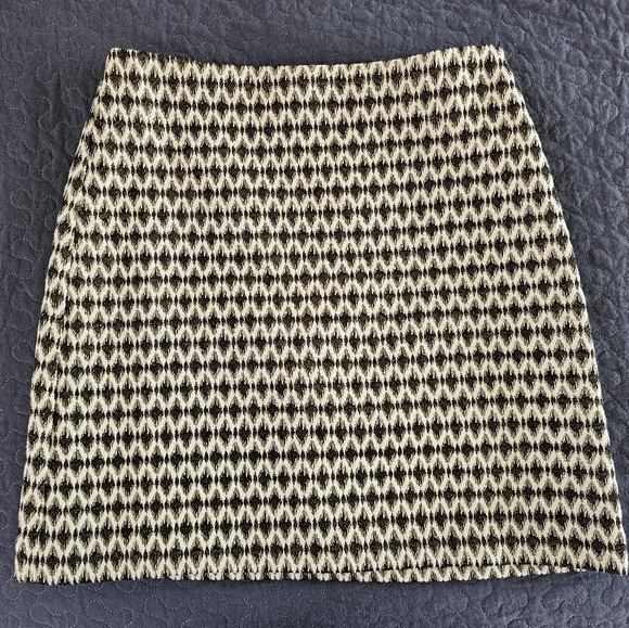 LOFT Dresses & Skirts - NWT Super Cute Dressy Skirt with gold thread, size 8